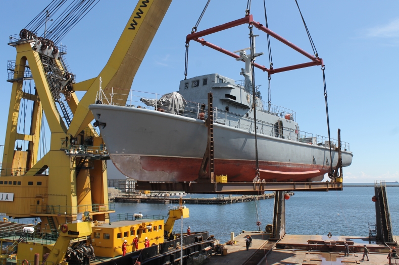 Widowiskowa operacja w stoczni Nauta - GospodarkaMorska.pl