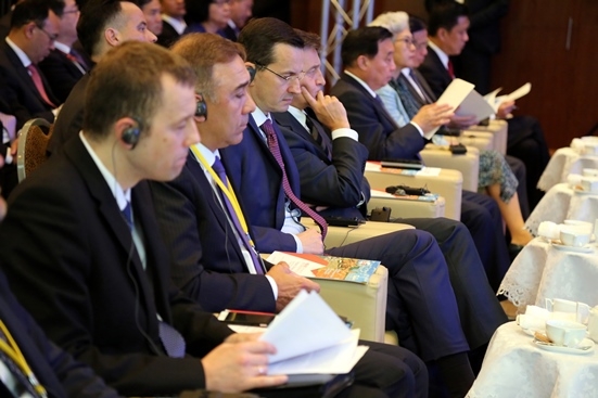 Jedwabny szlak „złotym środkiem” - GospodarkaMorska.pl