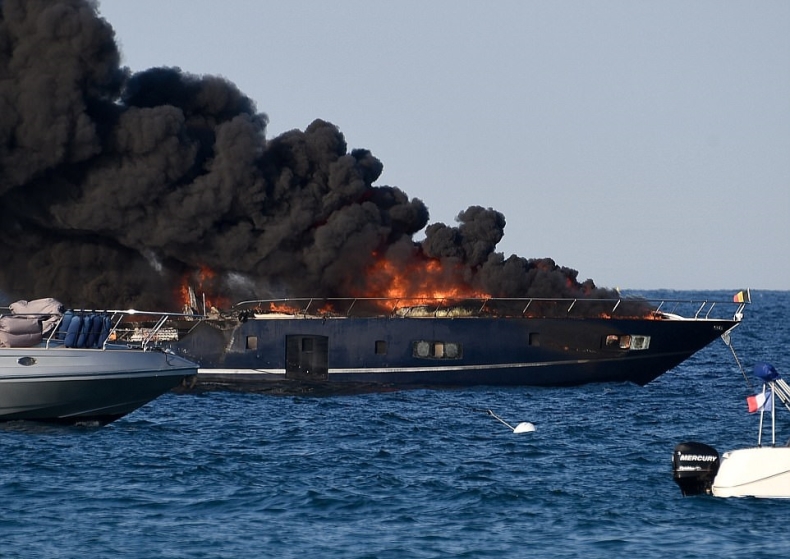 Pożar na luksusowym jachcie (wideo) - GospodarkaMorska.pl