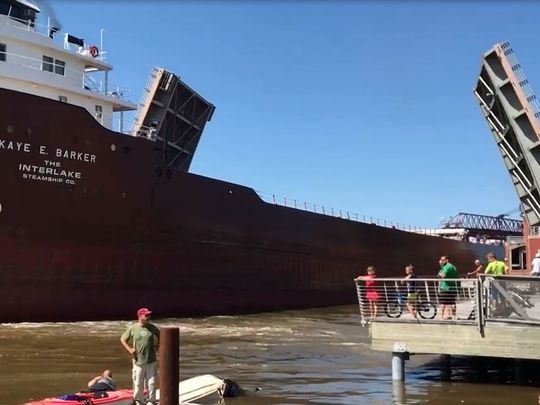 Drobnicowiec staranował łódkę i uderzył w most (wideo) - GospodarkaMorska.pl