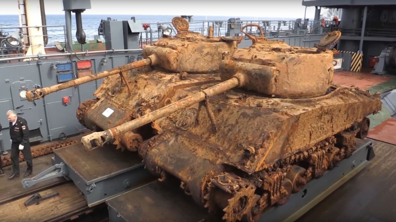 Z dna morza Barentsa wyciągnięto dwa amerykańskie czołgi (wideo) - GospodarkaMorska.pl