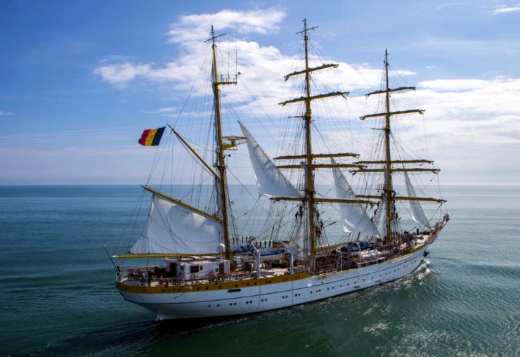 Żaglowiec NS „Mircea” i okręty wojenne w Porcie Gdynia - GospodarkaMorska.pl