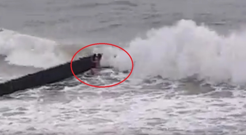 Dramatyczne chwile na plaży w Jarosławcu (wideo) - GospodarkaMorska.pl