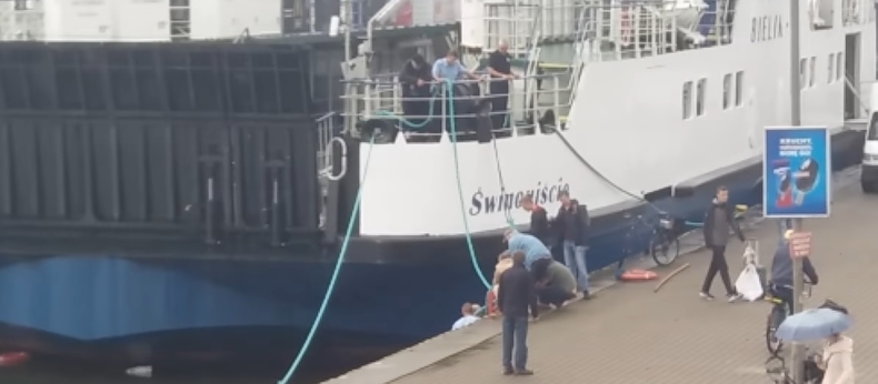 W Śwnoujściu mężczyzna wpadł do kanału portowego (wideo) - GospodarkaMorska.pl