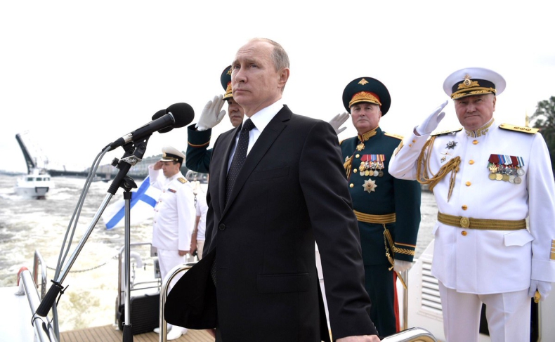 Rosja: Putin przyjął w Petersburgu defiladę marynarki wojennej - GospodarkaMorska.pl