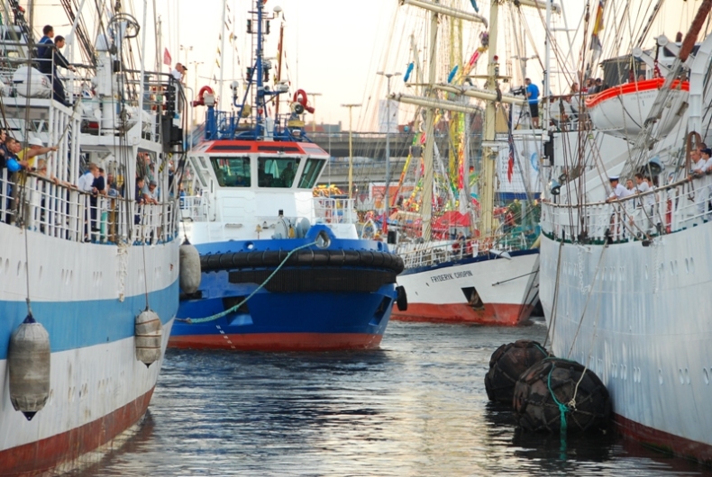 Niebieskie holowniki wprowadzą jachty do Szczecina - GospodarkaMorska.pl