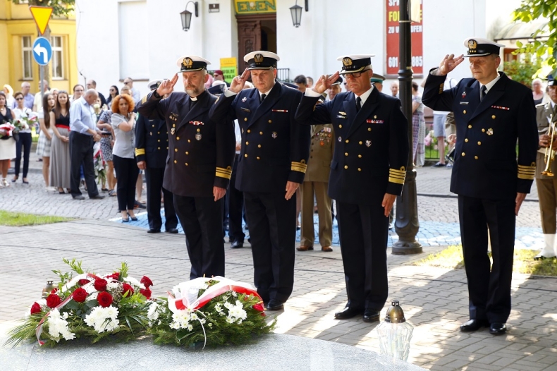 W hołdzie uczestnikom Powstania Warszawskiego - GospodarkaMorska.pl