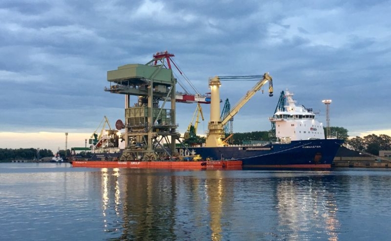 Szczecin: Załadunek 56-metrowej suwnicy na ciężarowiec Fairmaster (foto) - GospodarkaMorska.pl