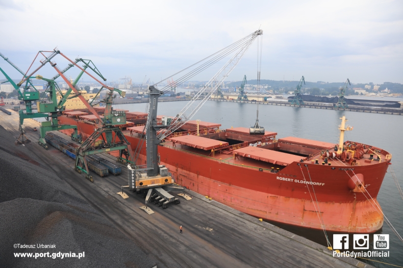 W Porcie Gdynia trwa załadunek 65 000 t koksu. Popłynie do Indii - GospodarkaMorska.pl