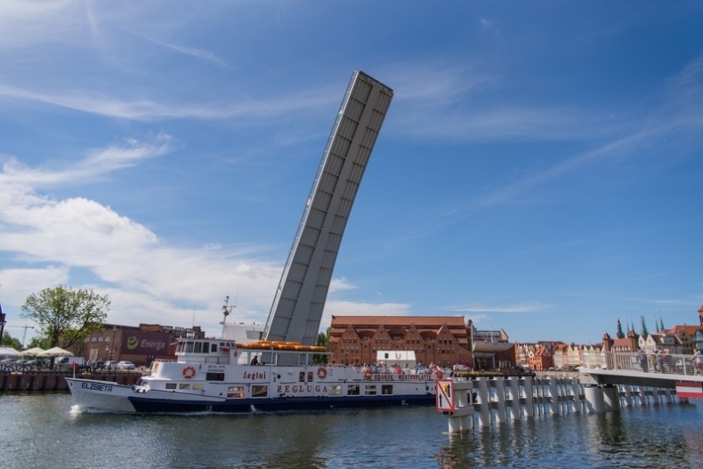 Trwa układanie brazylijskiego drewna pod kładkę na Ołowiankę - GospodarkaMorska.pl