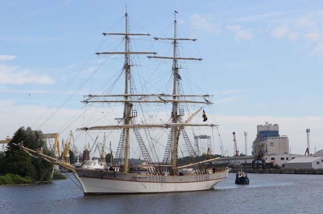 Pierwsze jednostki wpływają do Szczecina (wideo) - GospodarkaMorska.pl