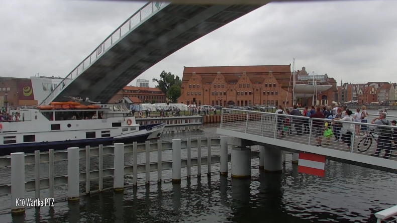 Statek „Danuta” wpływa wprost pod zamykającą się kładkę na Ołowiankę (wideo) - GospodarkaMorska.pl