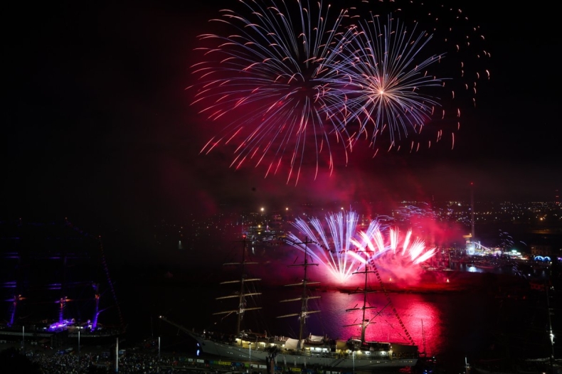 Politycy PiS wzięli udział w otwarciu finału regat The Tall Ships Races - GospodarkaMorska.pl