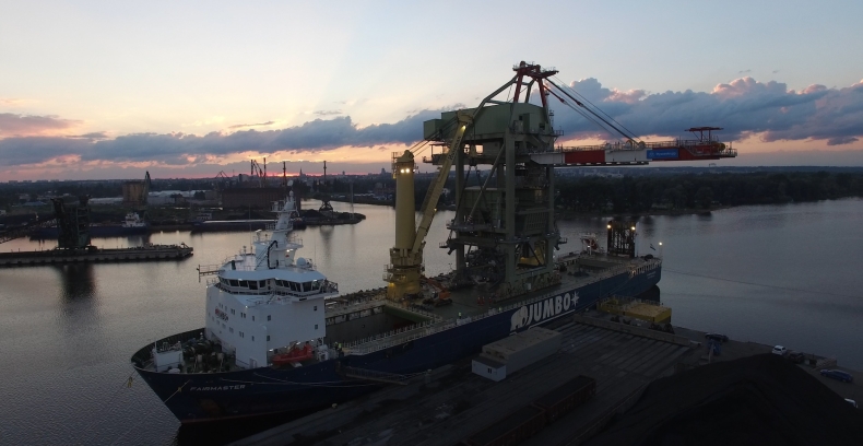 Gigantyczna suwnica już na pokładzie jednego z najsilniejszych statków świata (foto, wideo) - GospodarkaMorska.pl