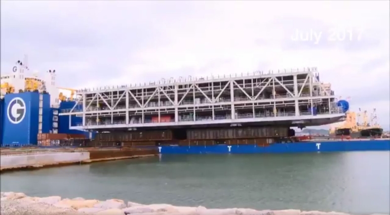 Moduł platformy wiertniczej wielkości boiska piłkarskiego w drodze do Norwegii (wideo) - GospodarkaMorska.pl