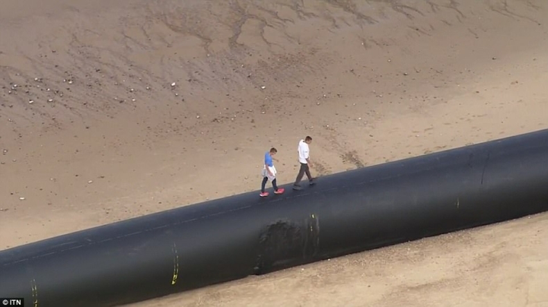 Fale wyrzuciły na brzeg 480-metrowego giganta (wideo) - GospodarkaMorska.pl