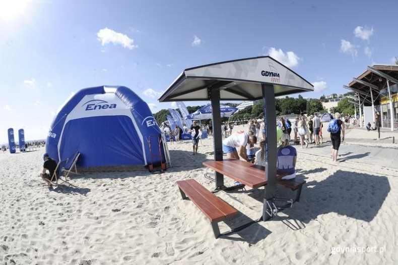 Ławka solarna na plaży w Gdyni - GospodarkaMorska.pl