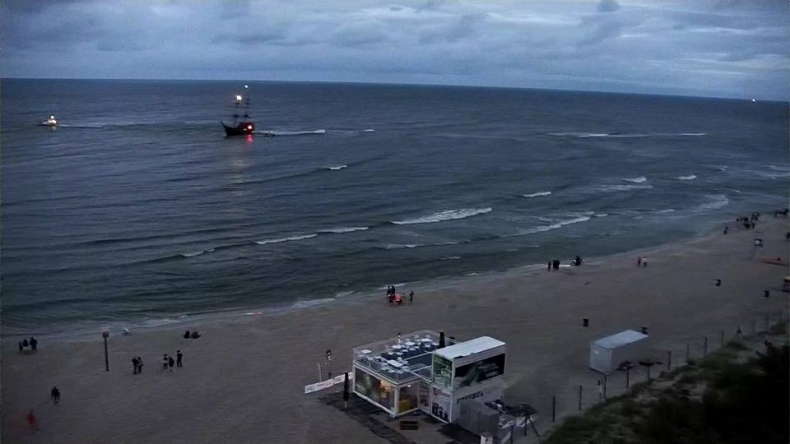 Chcieli obejrzeć zachód słońca, utknęli na mieliźnie. Akcja ratownicza w Łebie - GospodarkaMorska.pl