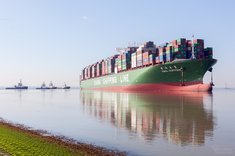 Belgia: Port w Antwerpii został częściowo zablokowany przez kontenerowiec. Udało się go ściągnąć z mielizny (wideo) - GospodarkaMorska.pl