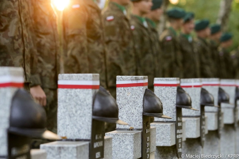 Prezydent przyznał pośmiertnie trzy awanse generalskie i jeden admiralski - GospodarkaMorska.pl