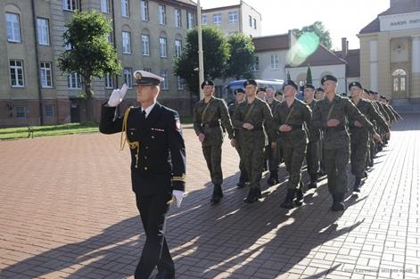 Uroczysty apel z okazji Święta Wojska Polskiego - GospodarkaMorska.pl