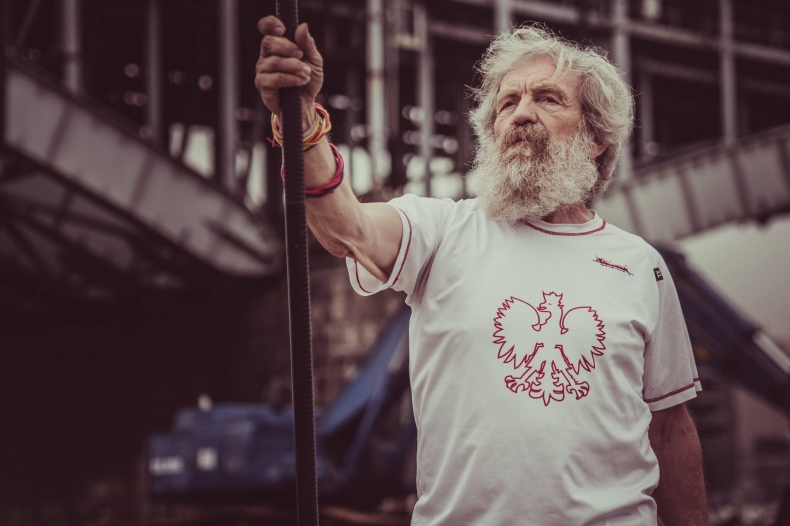 Aleksander Doba wiosłuje kajakiem w stronę Francji - GospodarkaMorska.pl