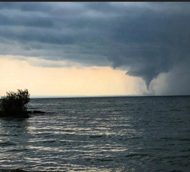 W Ustroniu Morskim zaobserwowano trąbę wodną - GospodarkaMorska.pl