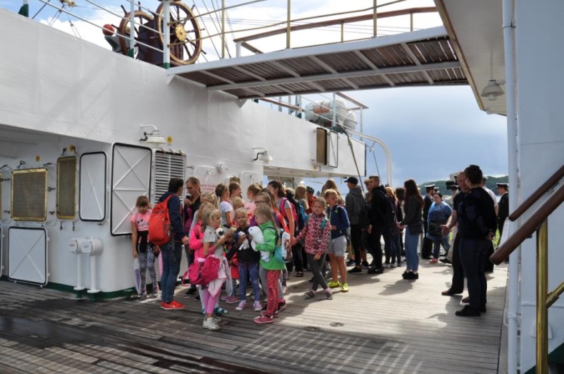 Dzieci z Rytla z wizytą na Darze Młodzieży - GospodarkaMorska.pl