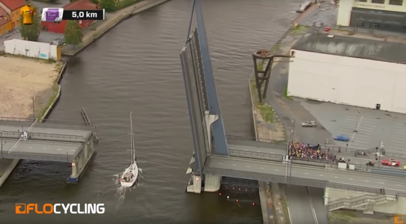 Jacht przerywa wielki kolarski wyścig (wideo) - GospodarkaMorska.pl