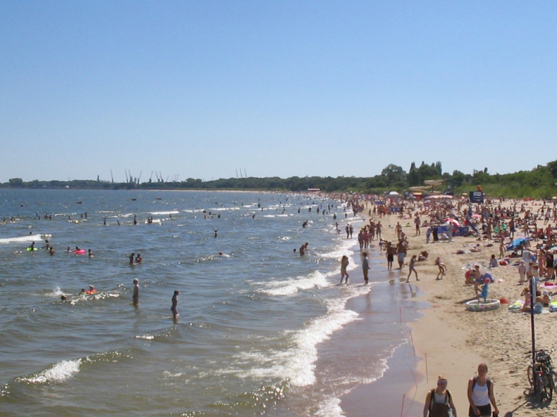 Ekspertka: wakacje nad morzem pełne przeszkód dla osób z niepełnosprawnościami - GospodarkaMorska.pl