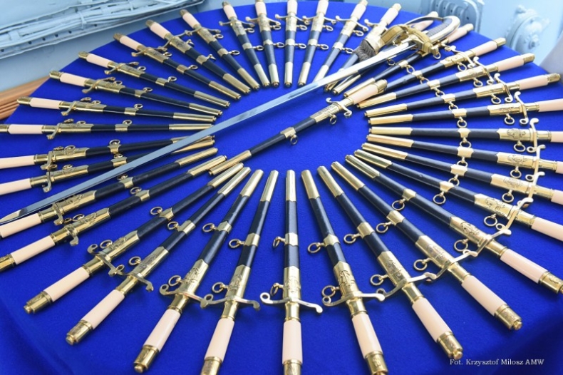 Nowi oficerowie Marynarki Wojennej - GospodarkaMorska.pl