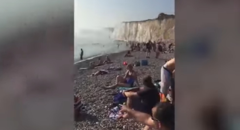 „Żrąca chmura” na brytyjskiej plaży (wideo) - GospodarkaMorska.pl