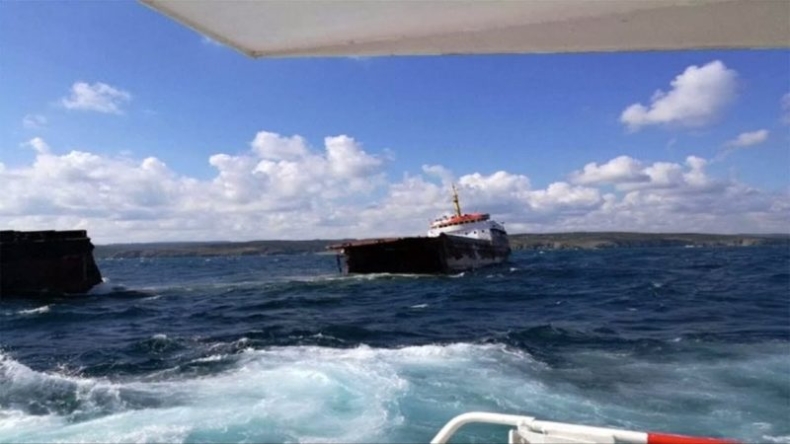 Niecodzienny widok u wybrzeży Turcji. Masowiec złamał się wpół (wideo) - GospodarkaMorska.pl