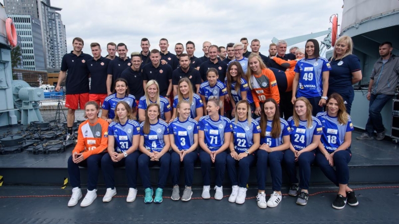 Gdyńska piłka ręczna połączyła siły na ORP Błyskawica - GospodarkaMorska.pl