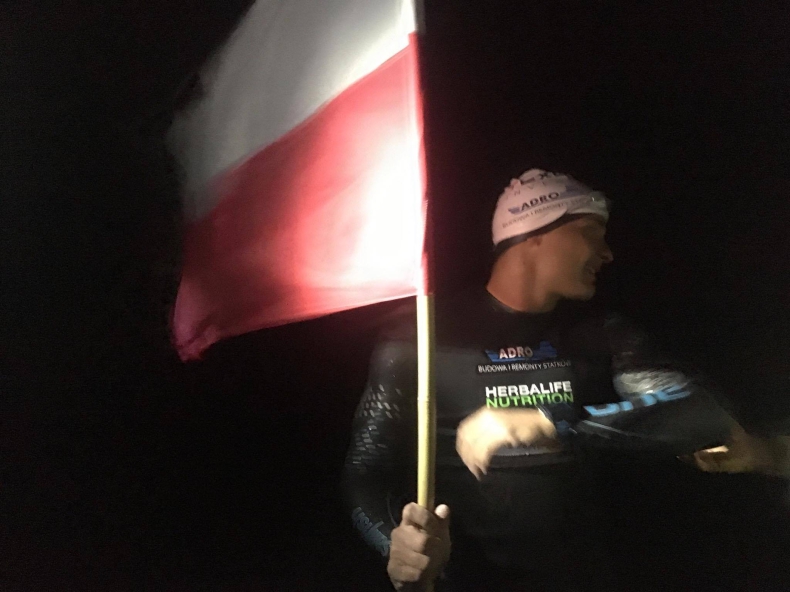Sebastian Karaś przepłynął wpław z Kołobrzegu na wyspę Bornholm (wideo) - GospodarkaMorska.pl