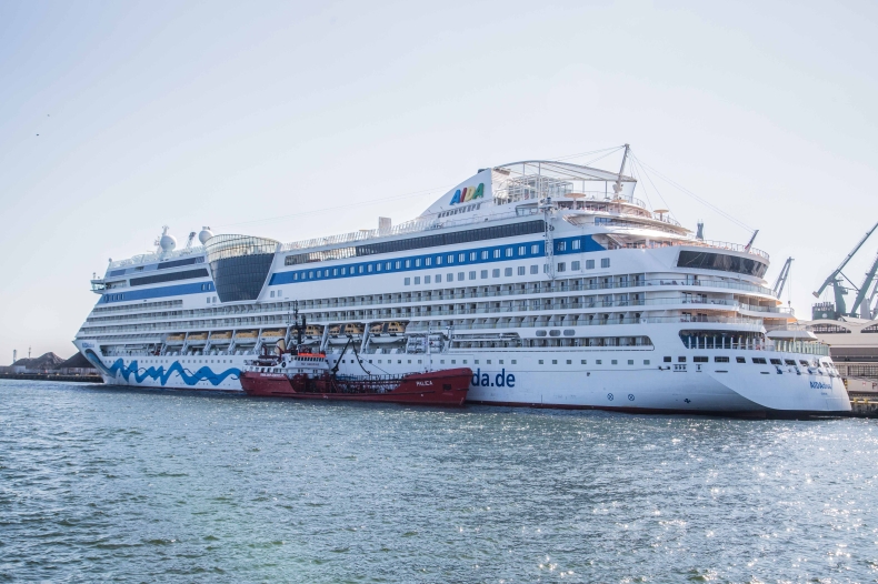 Bunkrowanie wycieczkowca AIDAdiva. Uśmiechnięta jednostka po raz ostatni w tym sezonie odwiedziła Gdynię - GospodarkaMorska.pl