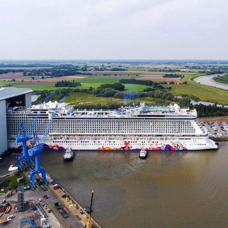 Wydokowanie dużego wycieczkowca w niemieckiej stoczni (wideo) - GospodarkaMorska.pl