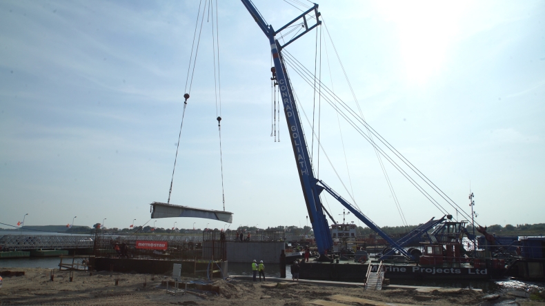 W Sobieszewie rozpoczął się montaż przęseł zwodzonego mostu. Pomaga olbrzymi pływający dźwig (foto, wideo) - GospodarkaMorska.pl