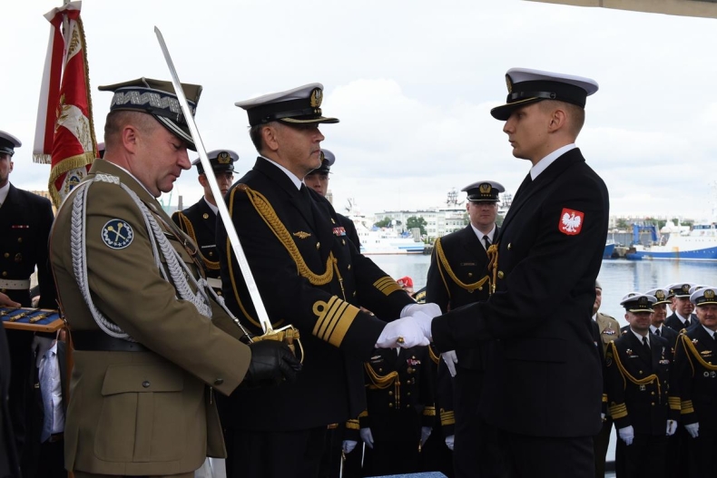 22 nowych oficerów Marynarki Wojennej - GospodarkaMorska.pl