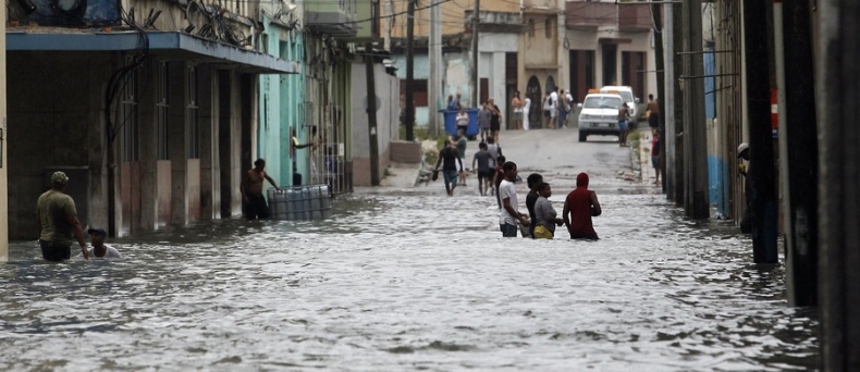 Kuba po przejściu Irmy: Domy bez dachów, bulwary pod wodą, ale bez ofiar - GospodarkaMorska.pl