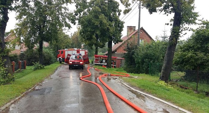 55 zastępów PSP i OSP prowadzi działania przeciwpowodziowe w Elblągu - GospodarkaMorska.pl