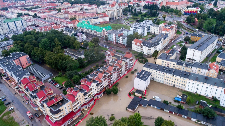 Elbląg: Woda opada, strażacy monitorują rzekę Wąską - GospodarkaMorska.pl