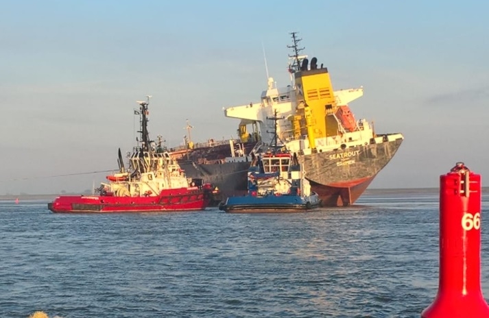 Tanker utknął na mieliźnie po zderzeniu z masowcem w pobliżu Antwerpii - GospodarkaMorska.pl