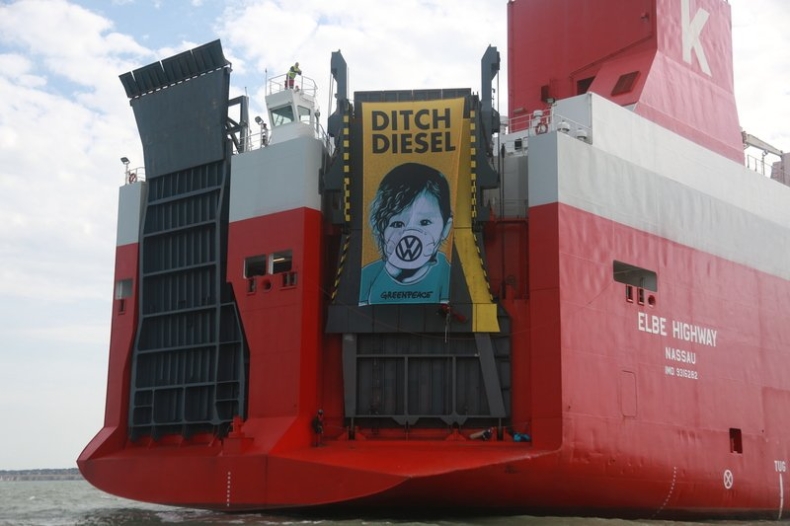 Aresztowano 5 aktywistów Greenpeace, którzy wdarli się na statek z samochodami Volkswagena (wideo) - GospodarkaMorska.pl