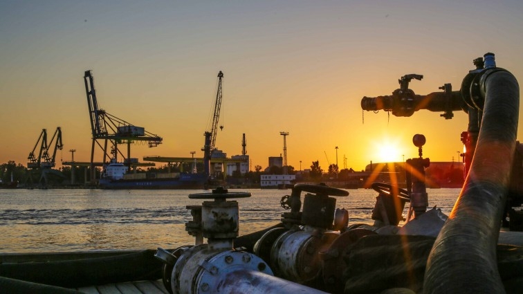 Około 6 500 t zaolejonych wód w gdańskim porcie. Oczyszczanie trwa - GospodarkaMorska.pl