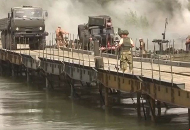 Rosyjskie wojsko wybudowało most na Eufracie w 48 godzin (wideo) - GospodarkaMorska.pl