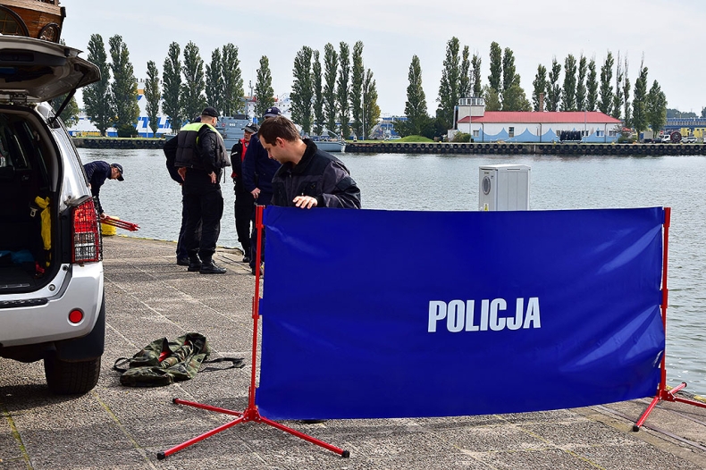Zwłoki w kanale portowym w Świnoujściu (wideo) - GospodarkaMorska.pl