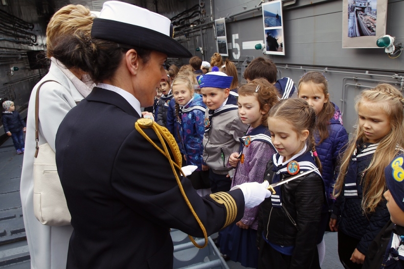 Pasowanie na ucznia na pokładzie okrętu ORP Lublin - GospodarkaMorska.pl