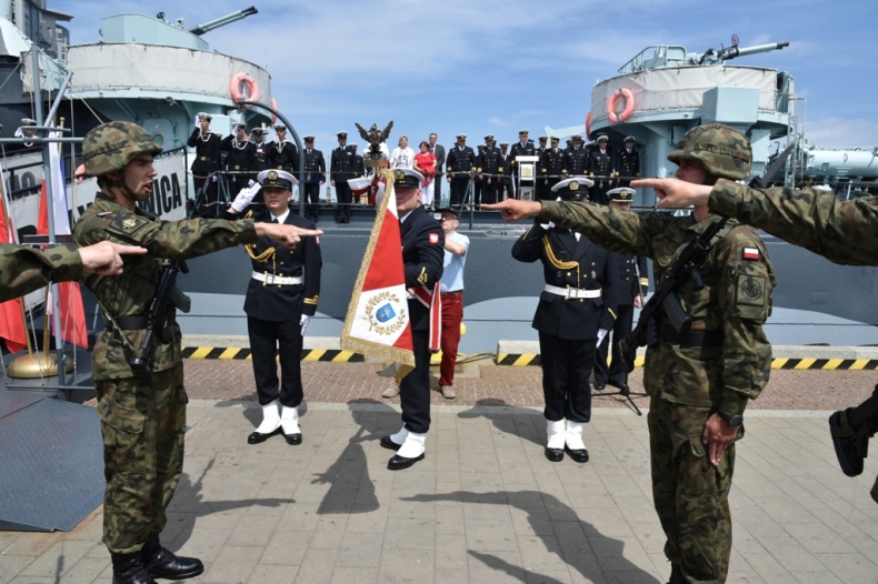 146 elewów przysięgało przed ORP Błyskawica - GospodarkaMorska.pl