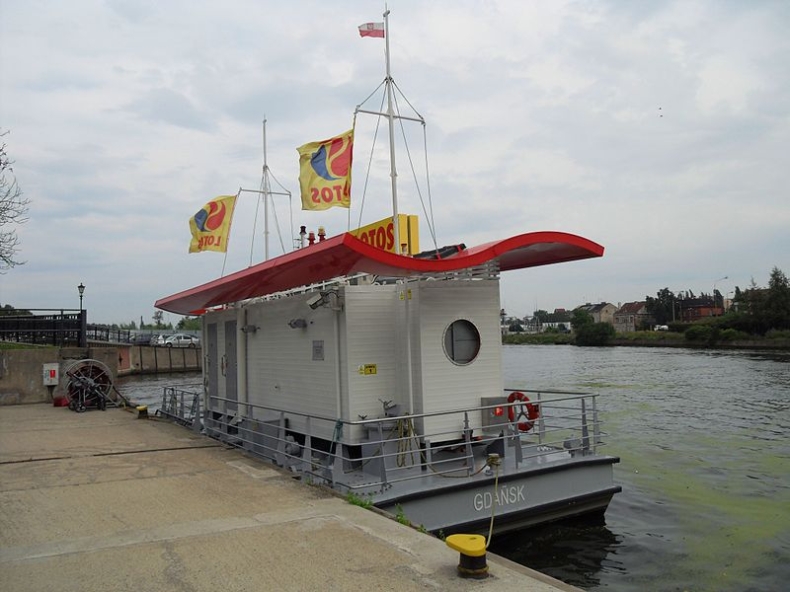 Na Motławie zabezpieczono uszkodzoną stację paliw - GospodarkaMorska.pl